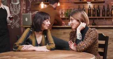 Arkadaşlarım rahat bir kafede şarap içiyorsun