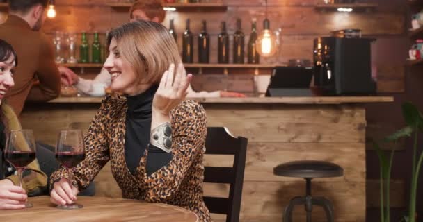 Kobiece przyjaciele śmiejąc się i zabawie przy lampce czerwonego wina — Wideo stockowe