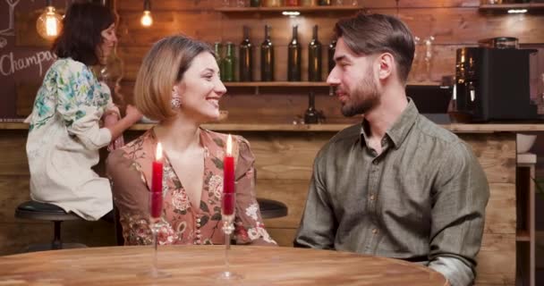 Jovem casal bonito clinking copos com vinho — Vídeo de Stock