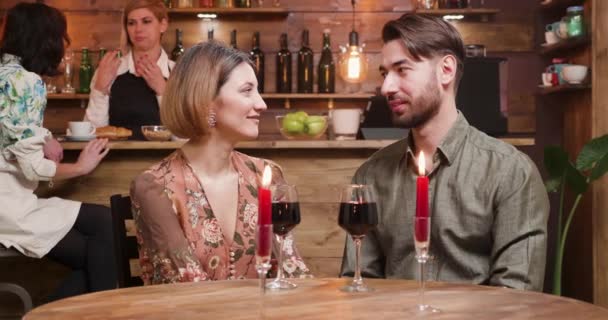 Um jovem e uma mulher em um encontro bebendo vinho e rindo — Vídeo de Stock