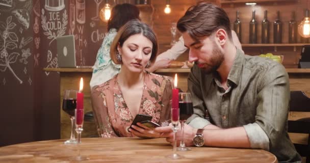 Пара залежних від соціальних мереж під час побачення — стокове відео