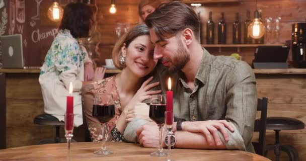 Um casal romântico e feliz mostrando seu amor, beijando e sendo adorável — Vídeo de Stock