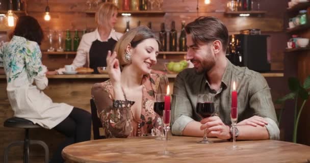 Um jovem e uma mulher flertando e desfrutando de vinho tinto — Vídeo de Stock