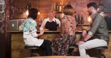 Güzel bir kadın barmen onu müşteriler ile sohbet
