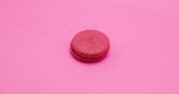 Grande macaroon vermelho no fundo pick — Vídeo de Stock