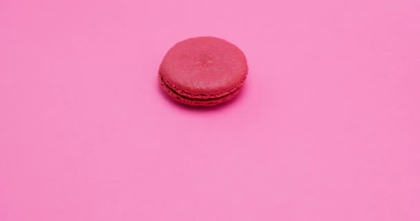 大美味的甜红色马卡龙沙漠粉红色的背景在工作室 — 图库视频影像