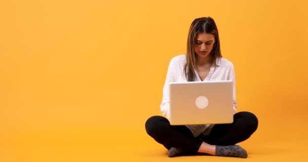 Estudante menina ter uma ideia ao digitar no computador — Vídeo de Stock