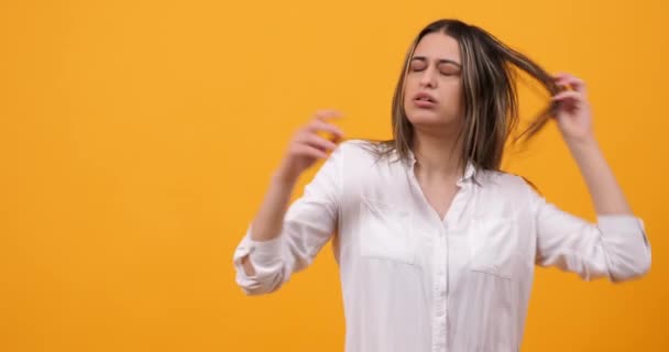 Verveeld Arrogante Duizendjarige Meisje Geïsoleerd Gele Achtergrond Studio Maakt Dom — Stockvideo