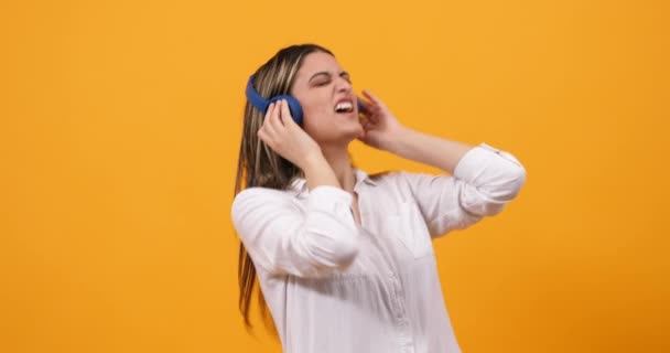 Chica feliz escuchando música en sus auriculares — Vídeos de Stock