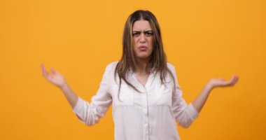 Sürpriz kadının ne elleriyle jest yapması