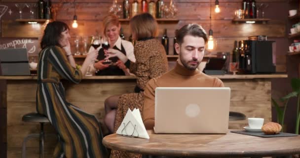 Joven freelancer atraída por una taza de café cuando trabaja — Vídeos de Stock