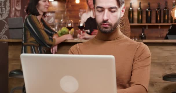 年轻的嬉皮士自由职业者在一个老式的咖啡馆工作 — 图库视频影像