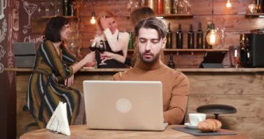 Bir teklif online kazandıktan sonra neşelenmeye adam