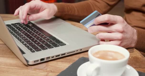 Betalen met een kaart online in een koffie winkel — Stockvideo