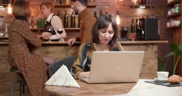 Ein Brünettes Schönes Mädchen Verlässt Das Restaurant Nachdem Sie Ihre — Stockvideo