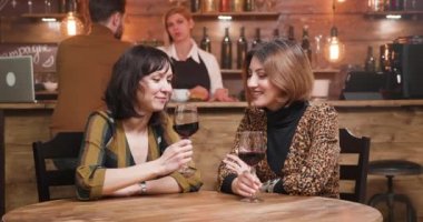 Arkadaşlarım uzun bir dağılmasından sonra bir kadeh şarap keyfi