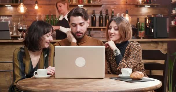 Equipo de jóvenes emprendedores discutiendo nuevas ideas — Vídeos de Stock