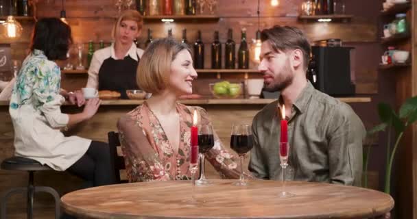 Młoda para o randkę w kawiarni vintage — Wideo stockowe