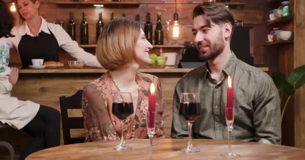 Un joven recibe un regalo de su novia durante una cita — Vídeos de Stock