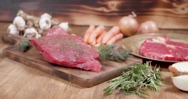 Ahşap bir vintage tahta üzerinde taze, çiğ, sulu biftek biftek