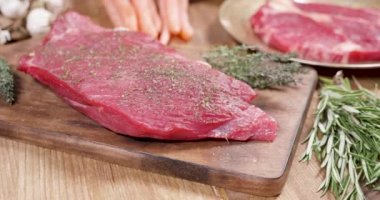 Taze, çiğ biftek, kekik ve biberiye ile ahşap bir gemide de tecrübeli