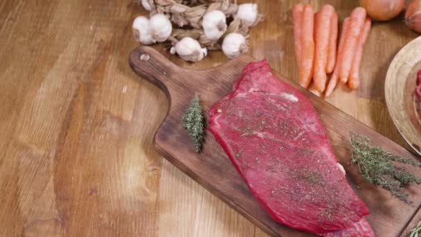 Deslize da esquerda para a direita sobre a carne crua pronta para ser grelhada — Vídeo de Stock