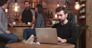 İşleri onun laptop üzerinde odaklanmış bir genç erkek girişimci kadeh slayt