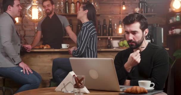Обеспокоенный молодой человек, имеющий видео-голосовой чат со своими деловыми партнерами — стоковое видео