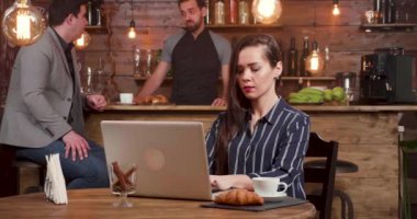 İşyeri dışında çalışan güzel esmer girişimci kadın