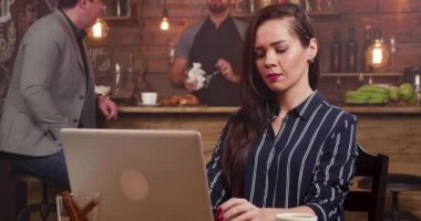 Sağdan sola bir metin onun bilgisayarda yazarak odaklı güzel bir kadının atış slayt