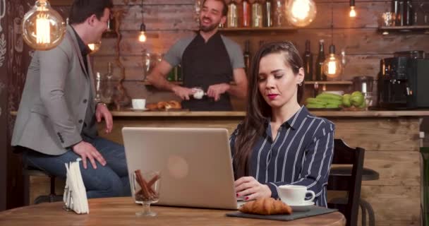 Une Jeune Femme Dans Café Rit Composant Texte Sur Son — Video