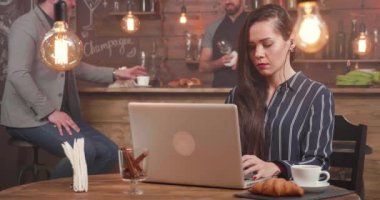 Genç kadın serbest yazar onu laptop bir metni oluşturma