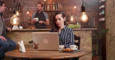 Genç, güzel bir kadın odaklı bir restoranın çalışma onu laptop adlı bir metin yazma