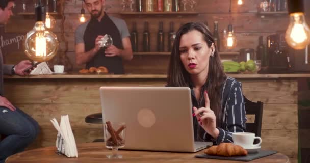Женщина-предприниматель разговаривает на веб-камере во время обеденного перерыва — стоковое видео