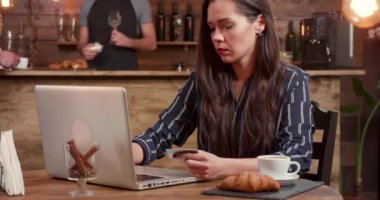 Güzel kadın kart numarasını bir laptop süre alışveriş online tanıtımı