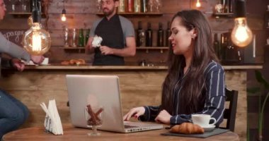 Genç kadın bir restoranda onun smartphone kullanarak fatura ödeme
