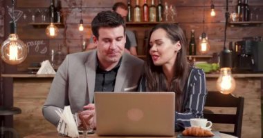 Onun erkek arkadaşı için bir fikir açıklayan genç güzel yaratıcı bir kadın