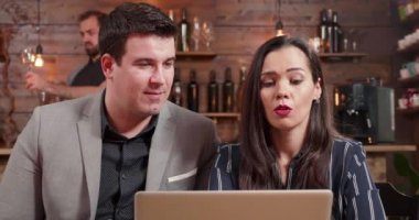 Dizüstü bilgisayar ekranında ne üzerinde tartışırken bir erkek ve kadın iş ortakları görüntüsünü kapatmak