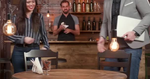 Mitra bisnis perempuan dan laki-laki muda bertemu di sebuah kedai kopi untuk pertemuan cepat — Stok Video