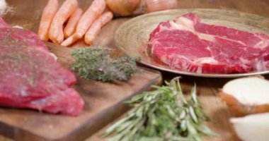 Terbiyeli atış antrikot biftek ve sirolin biftek iyi slayt