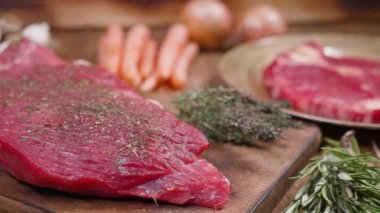 Çiğ et ızgara için hazır bir parçası ortaya