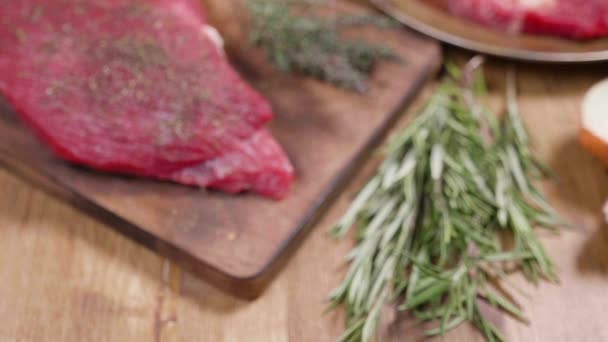 Afhentning af et råt saftigt stykke kød – Stock-video