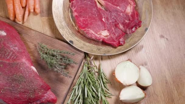Vista superior de la carne fresca cruda sobre una superficie vintage — Vídeos de Stock