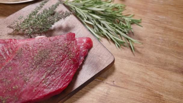 Långsamt avslöjar en färsk rå bit kött på ett år träskiva — Stockvideo