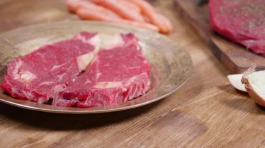 Vintage bir bronz plaka üzerinde ham sığır eti biftek