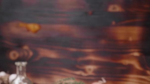 Красивая композиция сырого мяса и овощей на темном деревянном фоне — стоковое видео