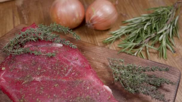 Über einen gut gewürzten Schulterbraten und rohes Ribeye-Steak gleiten — Stockvideo