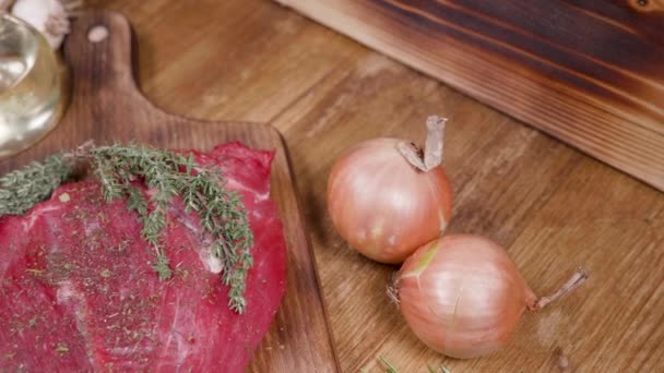 Revelando lentamente dos piezas de cortes de carne cruda — Vídeos de Stock