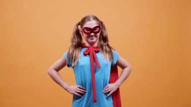 Turuncu bir arka plan önünde bir süper kahraman kılığına teen