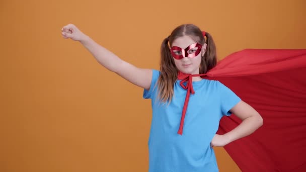 空に向かって彼女の拳高を保持している若いスーパー ヒーロー — ストック動画